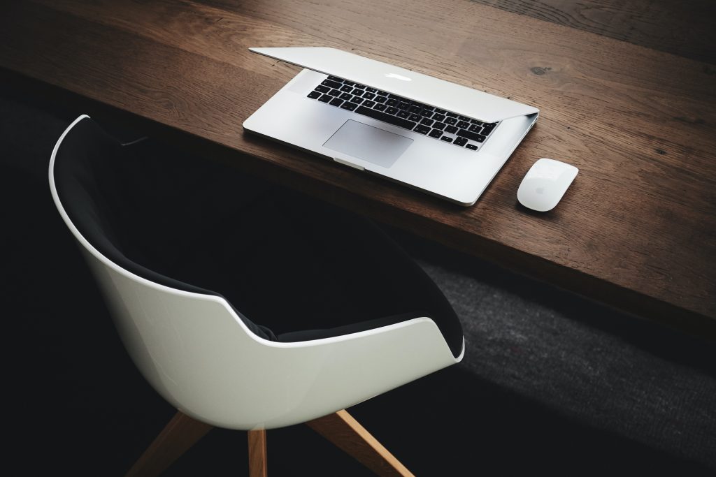 Fauteuil et pc blancs sur bureau bois