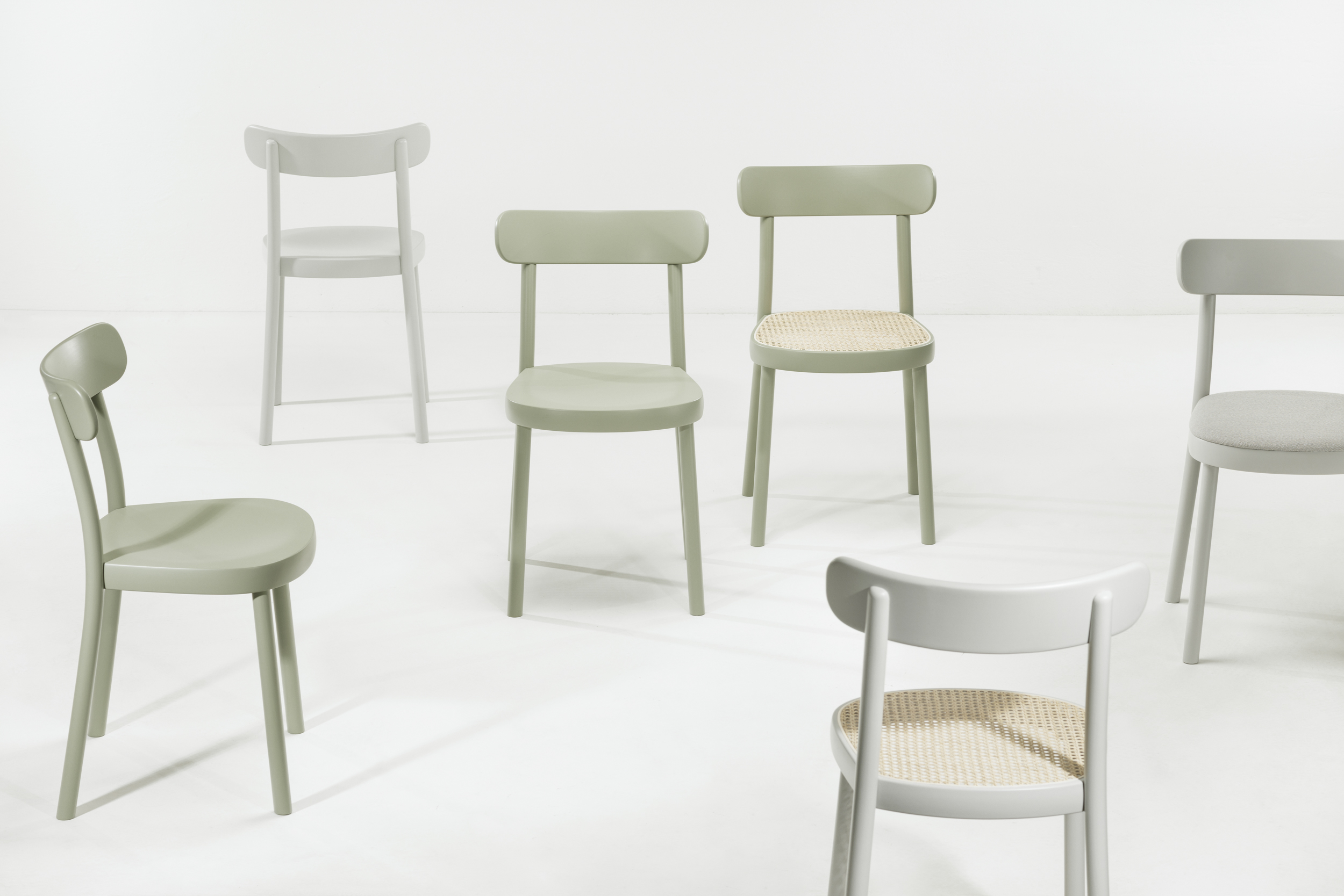 Chaise Ton issue du cintrage du bois dans pCon