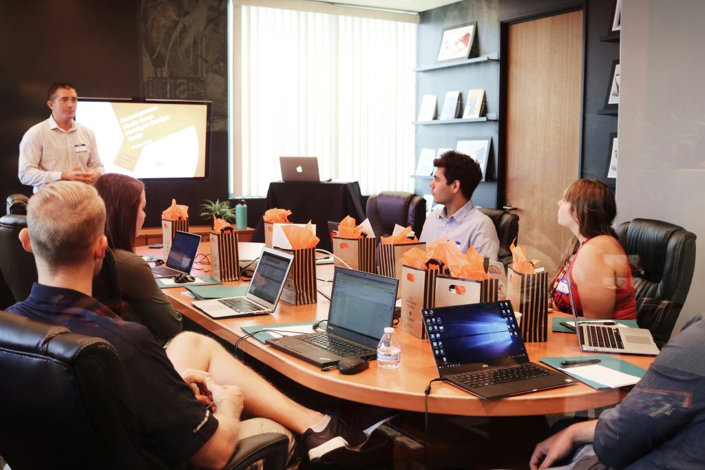 Formateur présentant la formation CPF pCon.planner