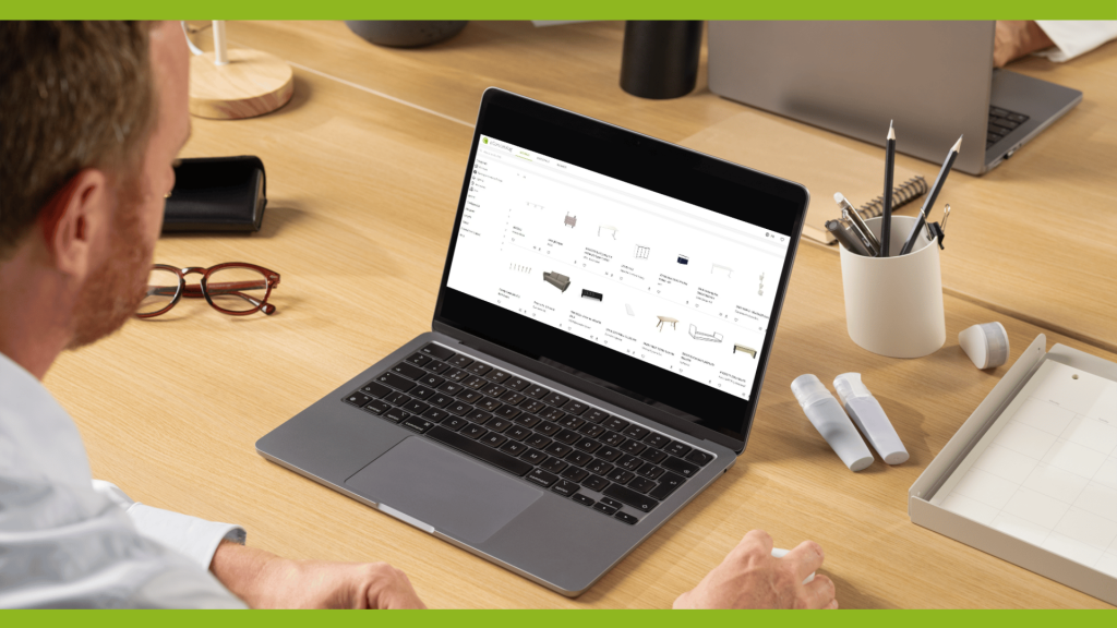 Un architecte d’intérieur explore des modèles 3D sur pCon.catalog depuis un ordinateur portable.