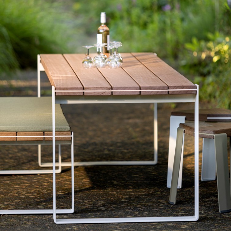 Productafbeelding van een buiten eettafel met stoelen