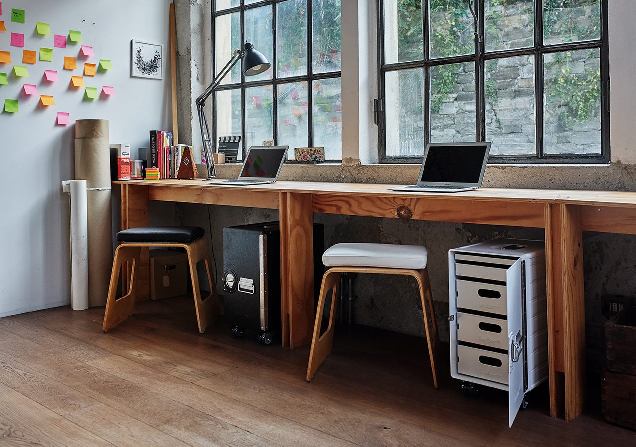 Bordbar onder een lang bureau met stoelen en het bordbar bord staat naast het bureau