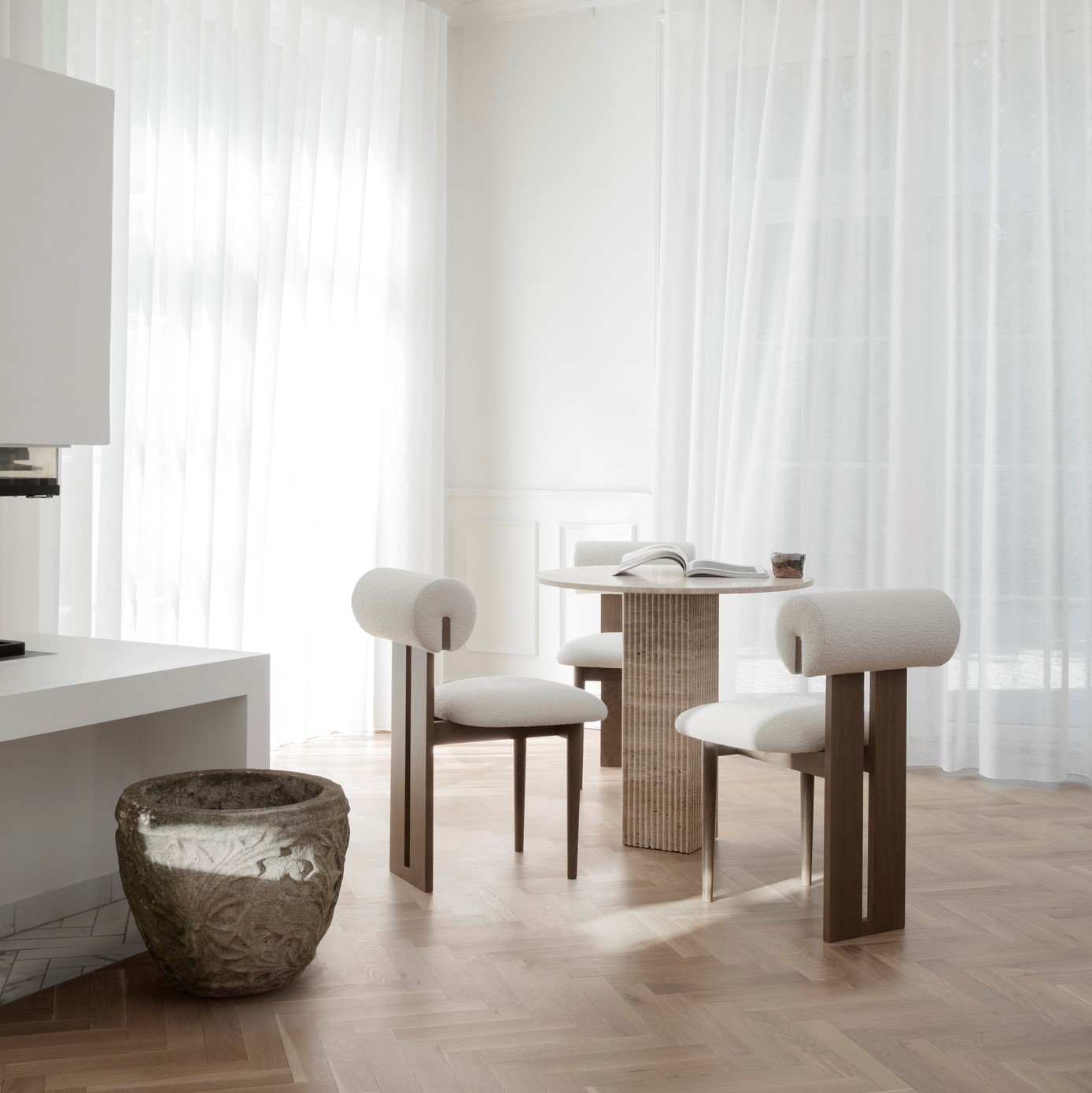 Rustige kamer met een tafel met drie stoelen in neutrale tinten van de fabrikant NORR11