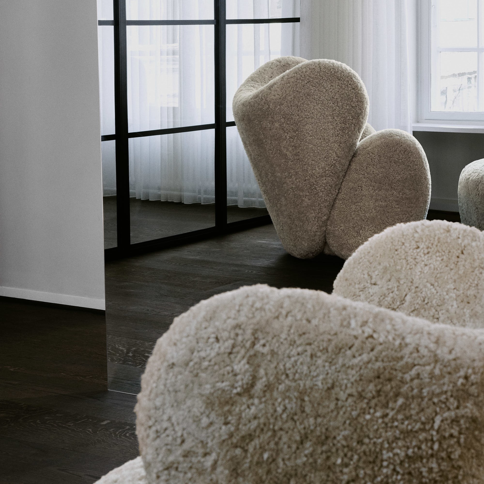 Een kamer met stoelen van wol van de fabrikant NORR11