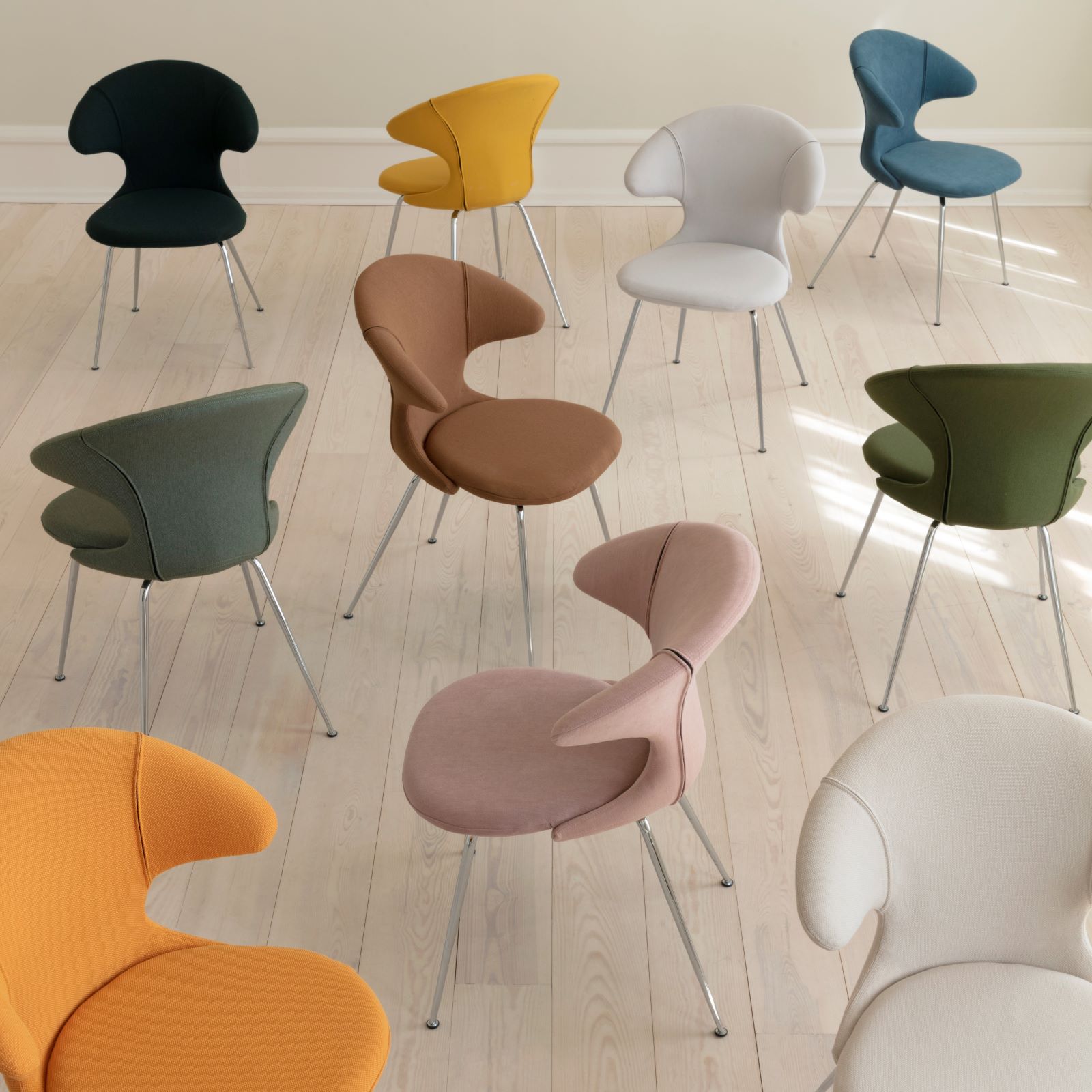 Verschillende kleurrijke stoelen bij elkaar van Umage