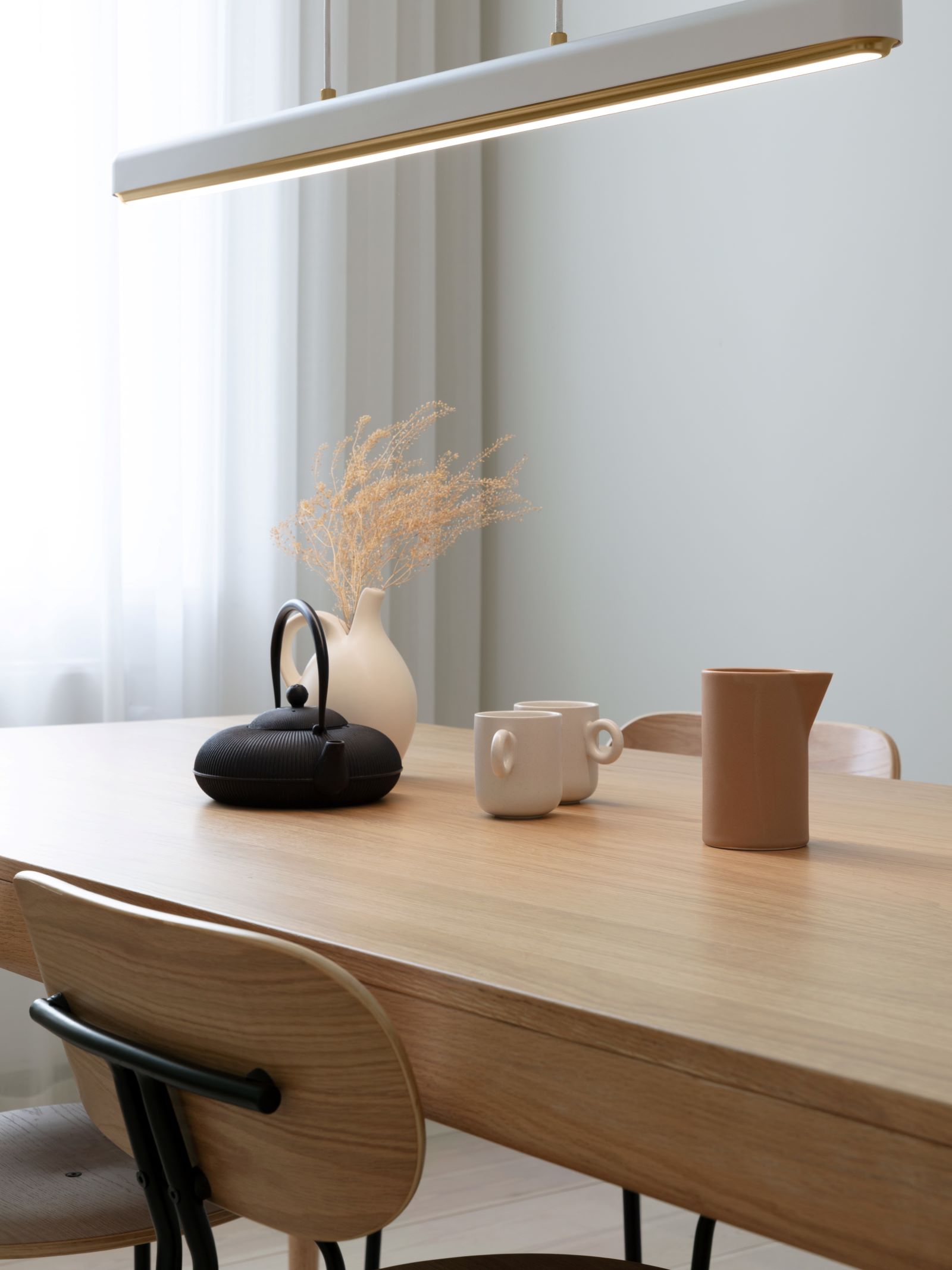 Een houten tafel met stoel en accesoires van Umage