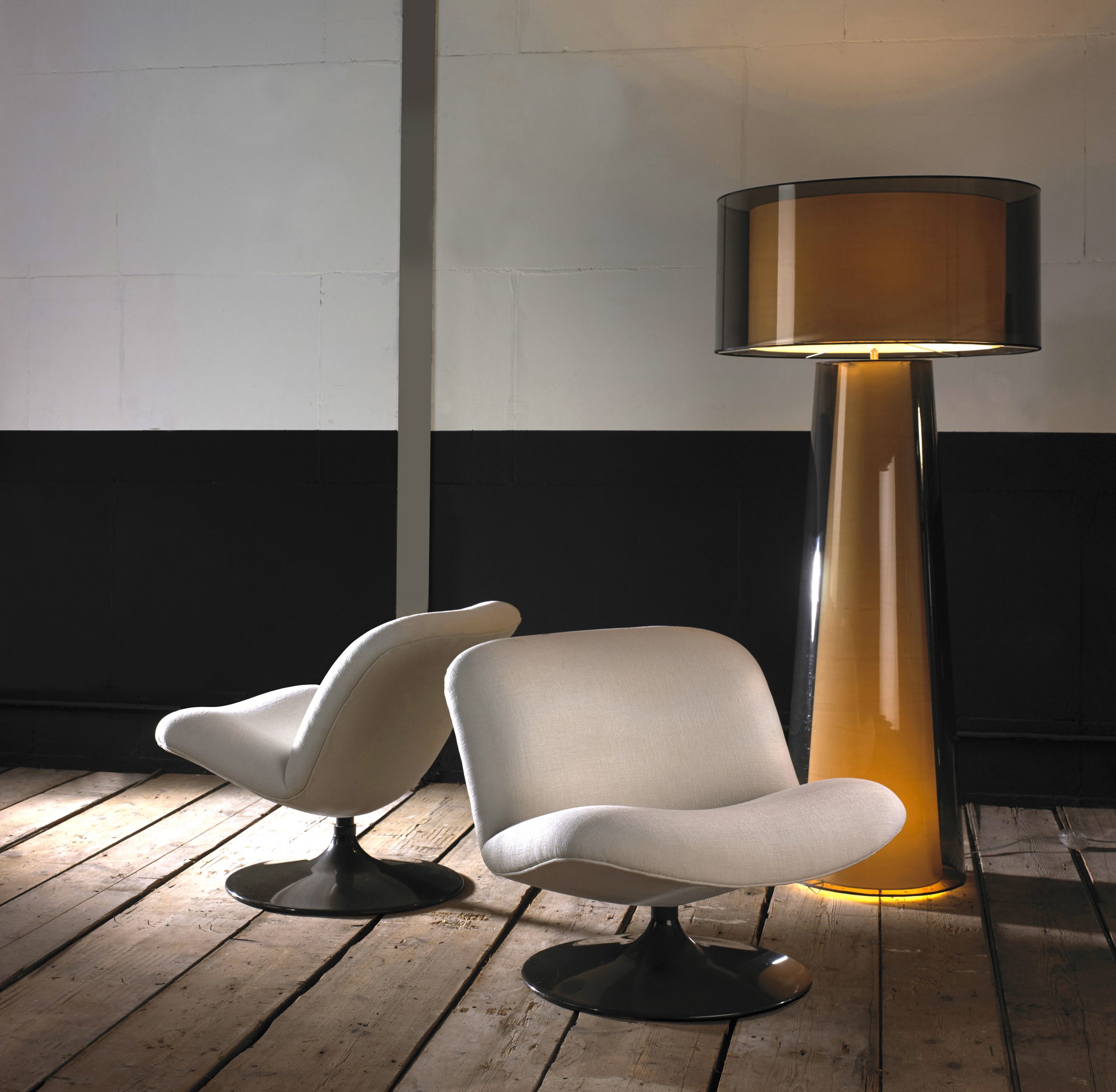 Sfeerbeeld van de stoffen van keymer. Twee stoelen met licht beige stofkleur en grote lamp op een houten vloer.