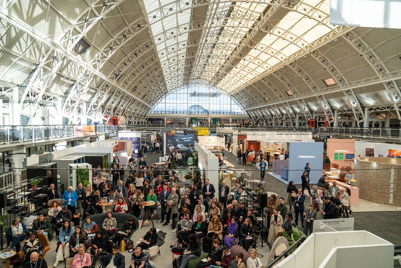 De binnenkomsthal van de RAI Amsterdam waar Workspace Design Show wordt georganiseerd.