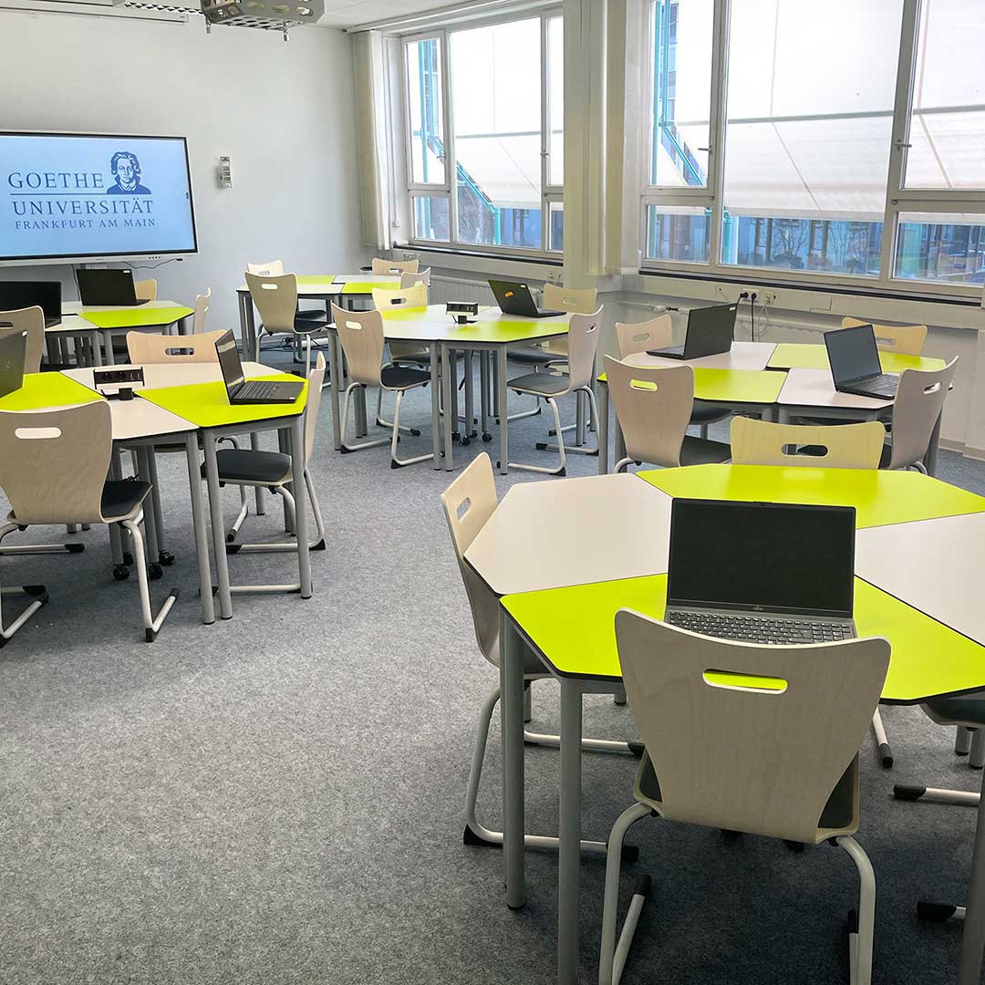 Tafel en stoelen op een basisschool in een klaslokaal