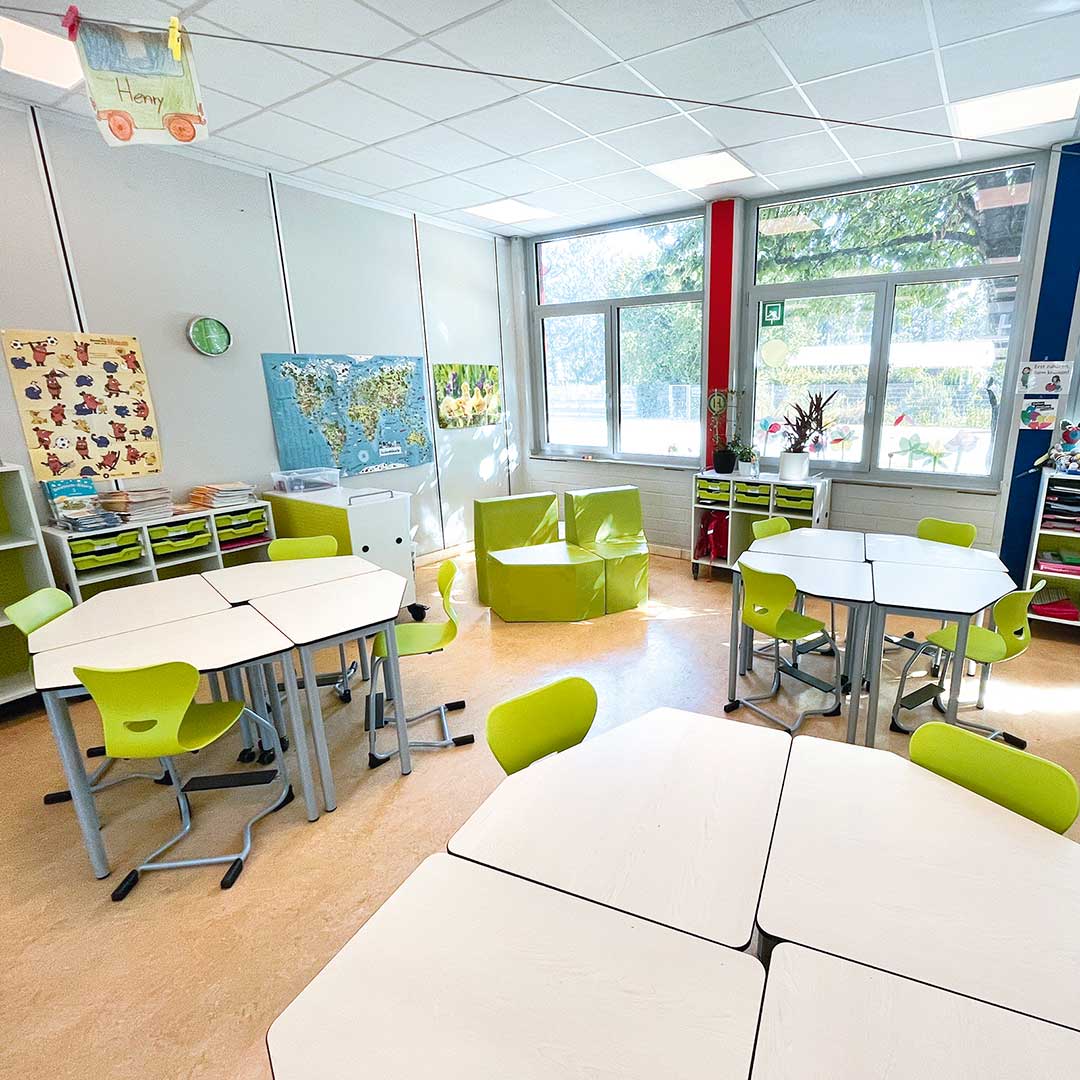 Tafels en stoelen in een klaslokaal op een basisschool
