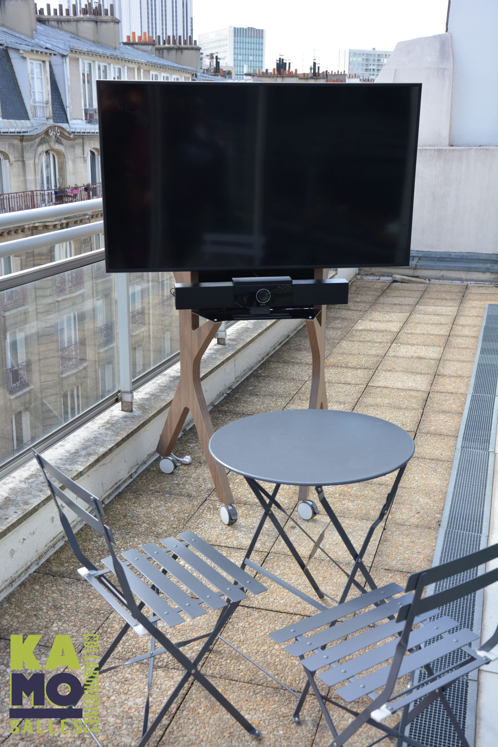 Verrijdbaar beeldscherm die op een balkon in de buitenlucht staat