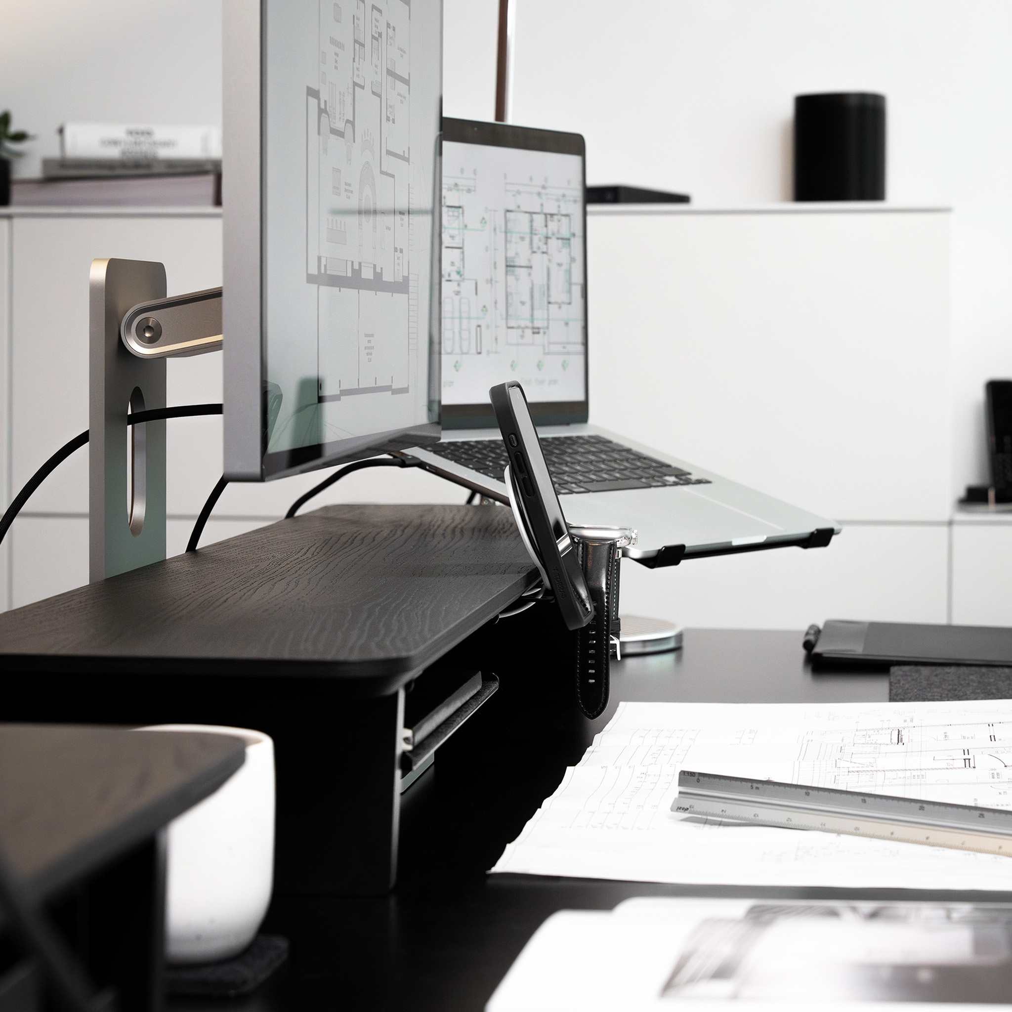Een bureau van dichtbij met een laptop en een beeldscherm met monitorarmen van Balolo
