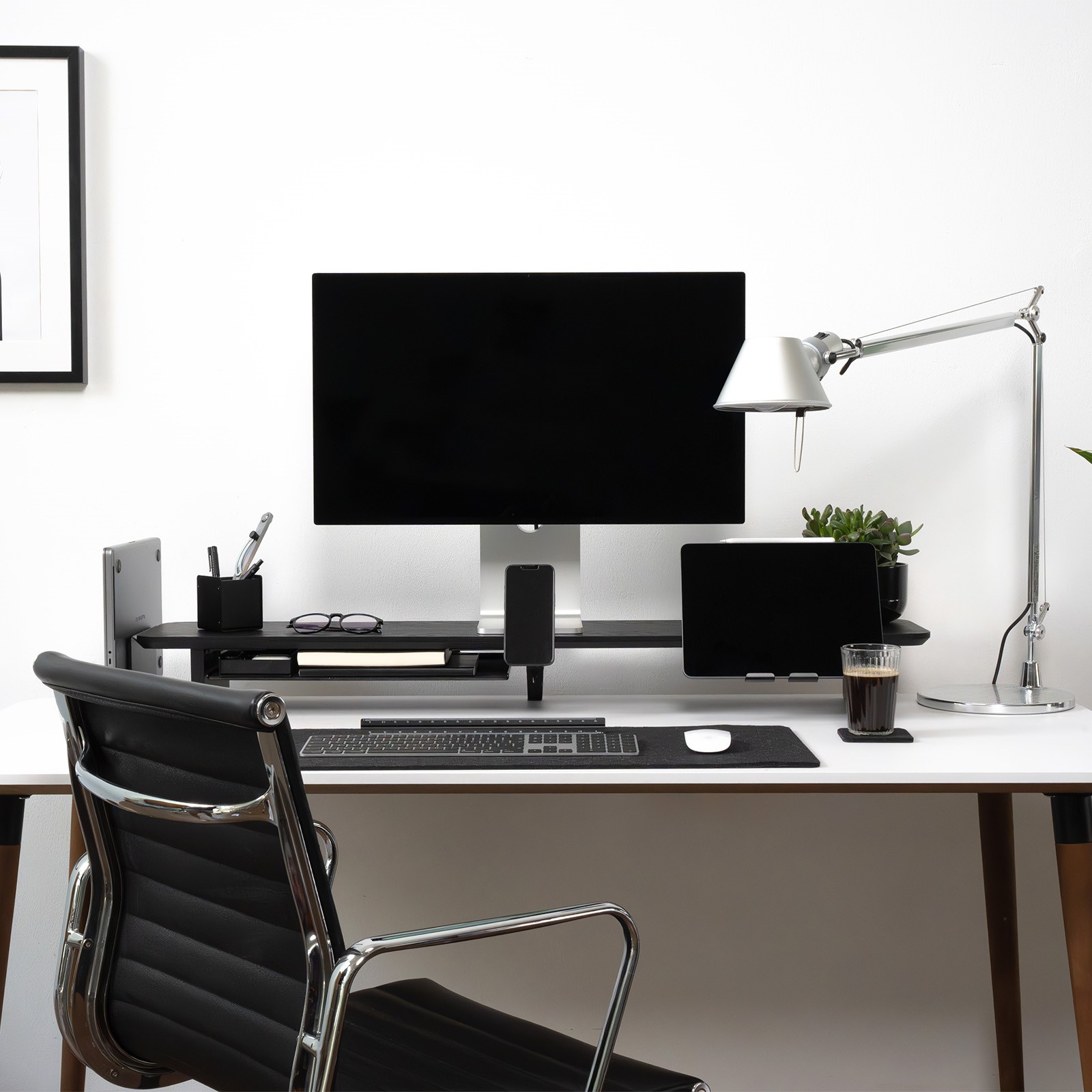 Een zwart/wit bureau met apparatuur