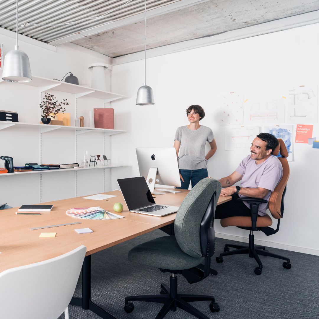 mensen aan het werk in een kantoor met stoelen en een tafel