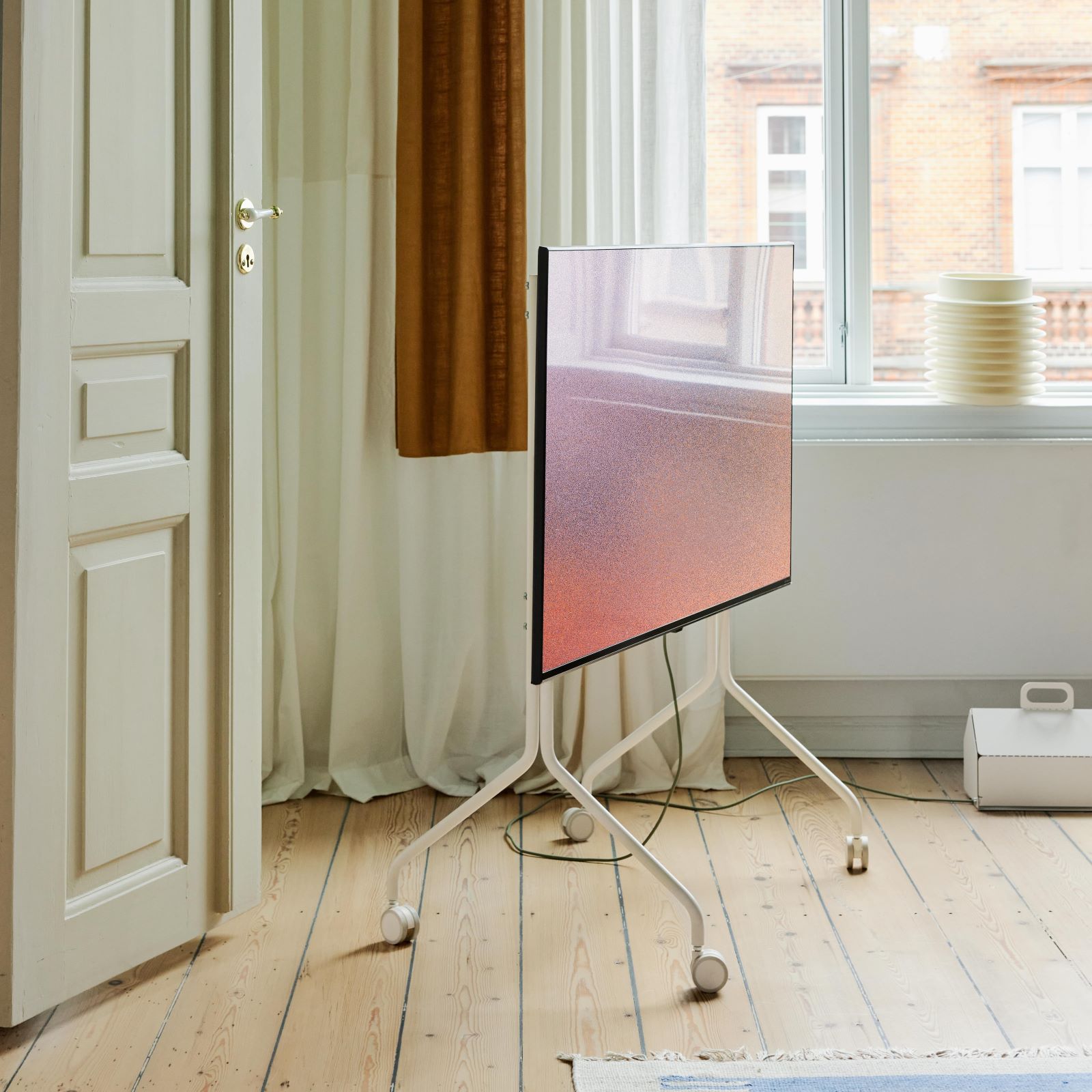 Kamer met rollend tv standaard voor tv scherm van Pedestal