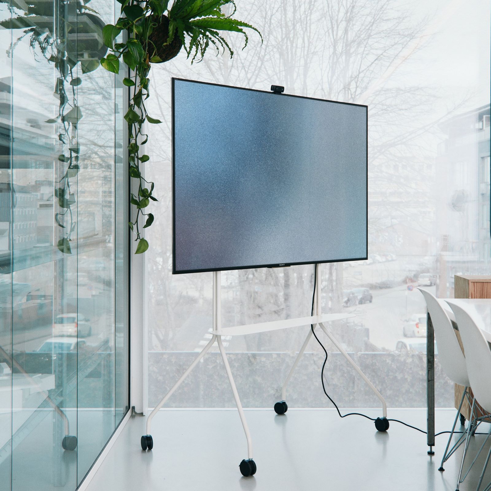 vergaderruimte met rollend monitor voor tv scherm van Pedestal