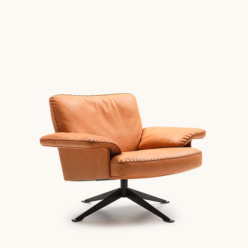 Een oranje bruine stoel