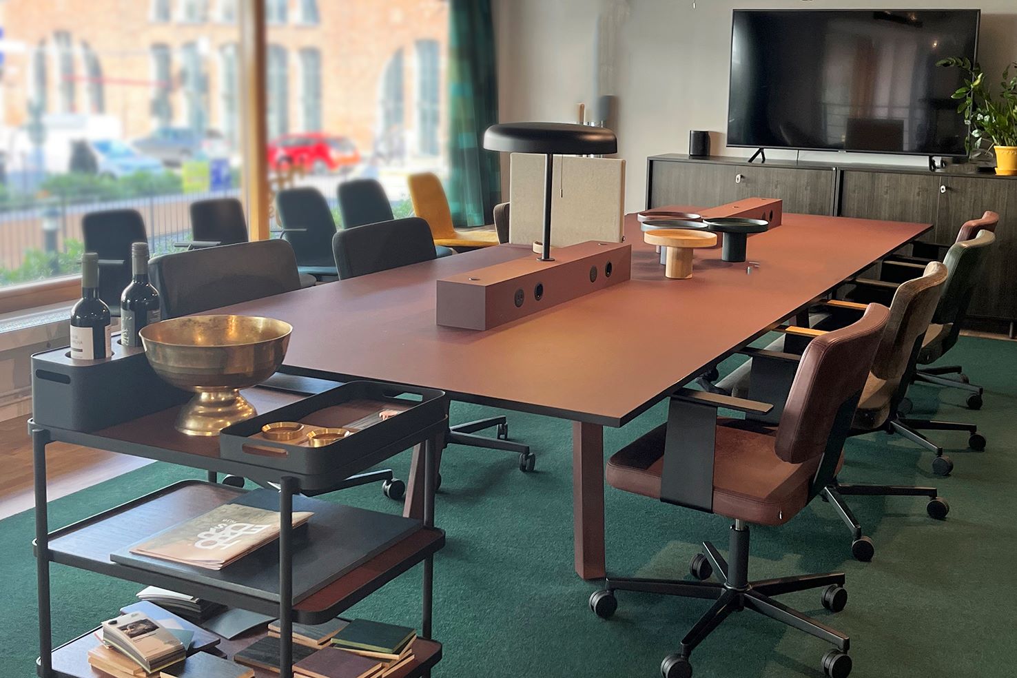 Een vergaderzaal met een grote tafel en stoelen