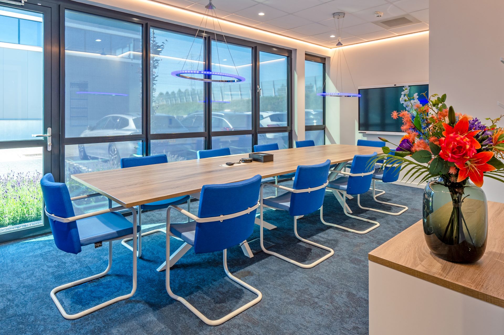 Een vergaderzaal met blauwe stoelen