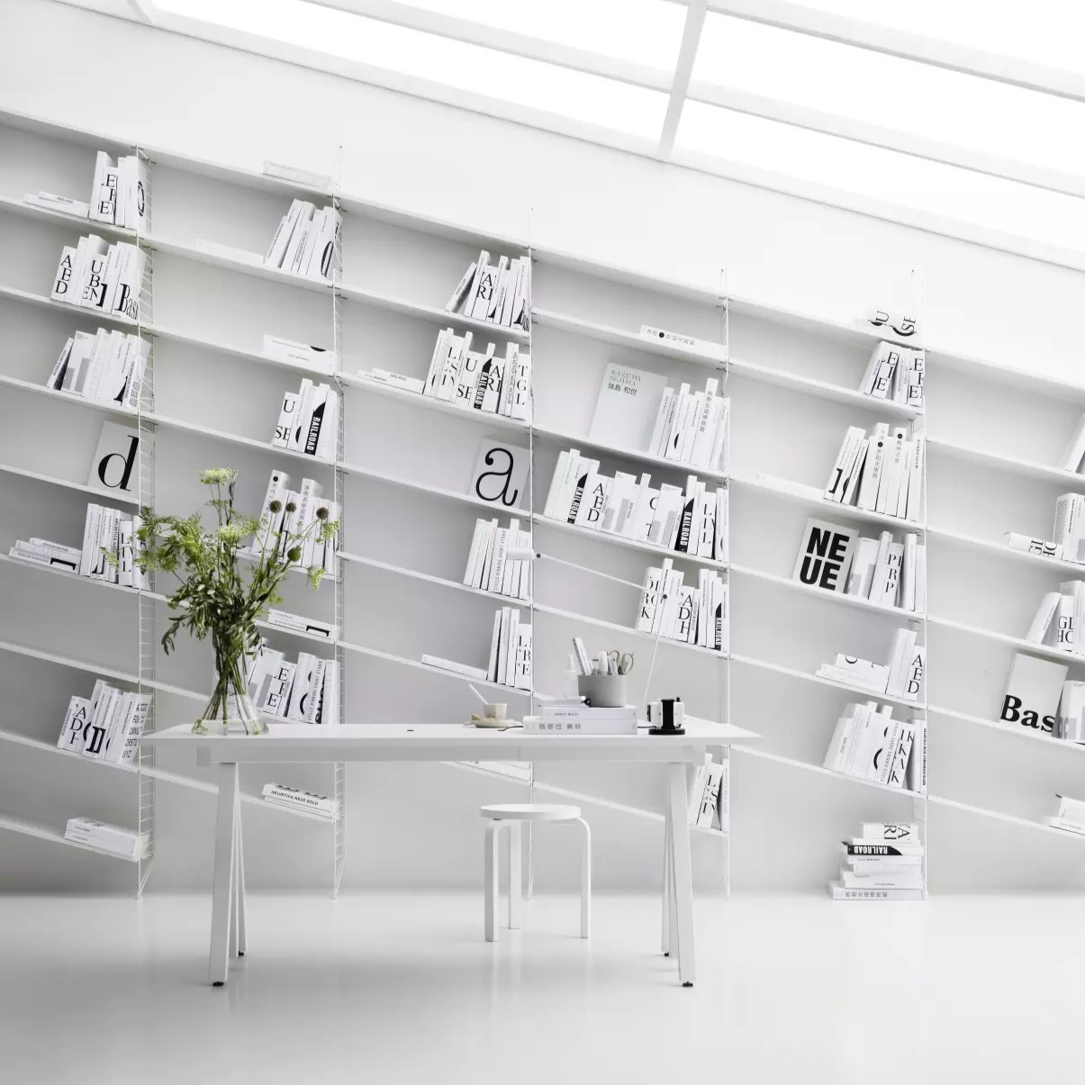 een kantoorruimte in het wit met wit meubilair van String Office