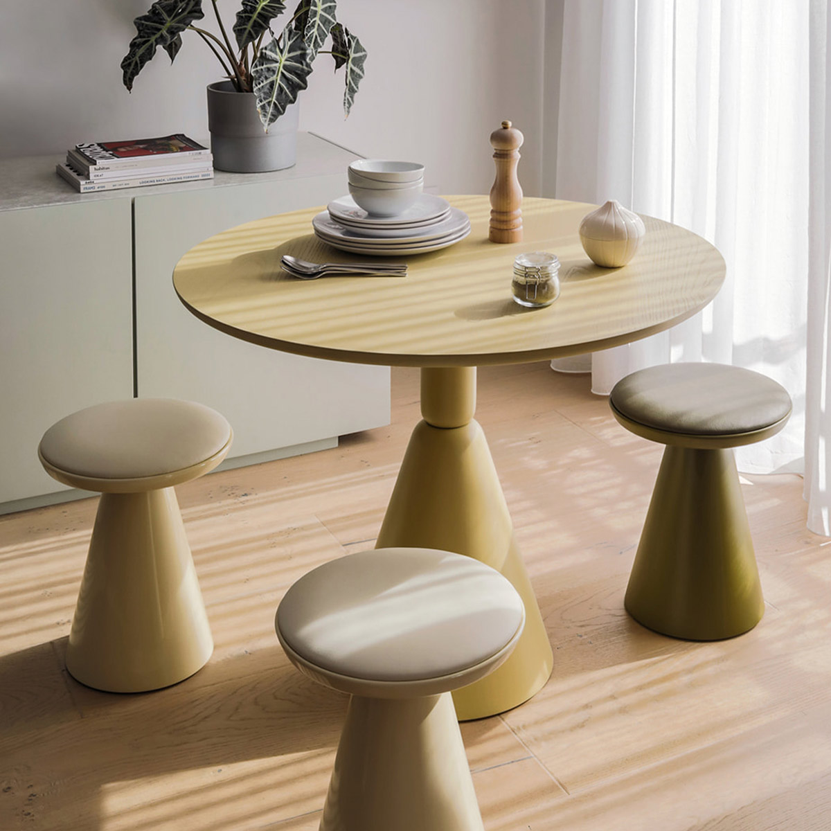 tafel met drie krukken van Sancal