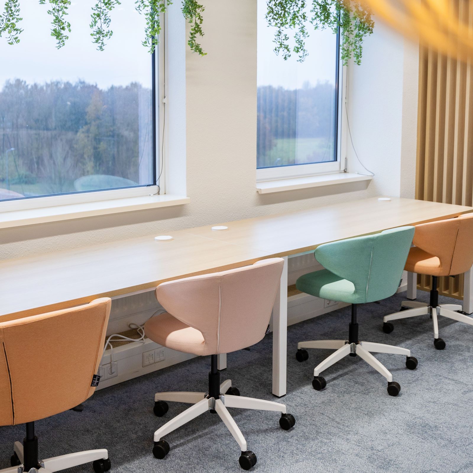 werkplek met Pastel-tinten stoelen van Schaffenburg