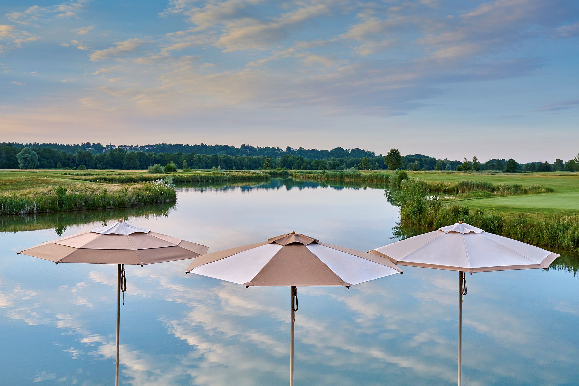 drie parasols in de natuur van het merk Weishäupl Möbelwerkstätten