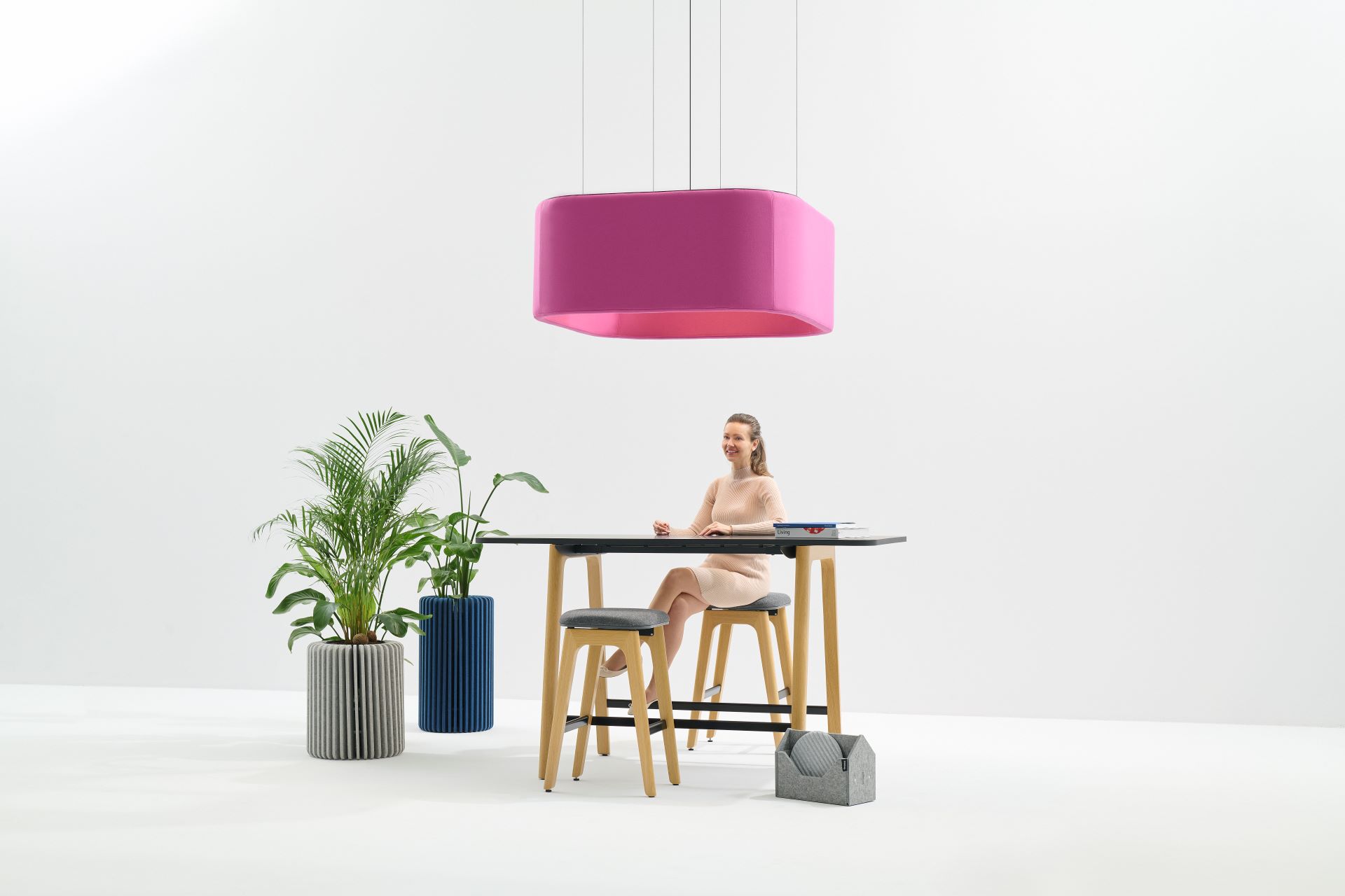 Werkplek met een grote roze lamp van Flexxica