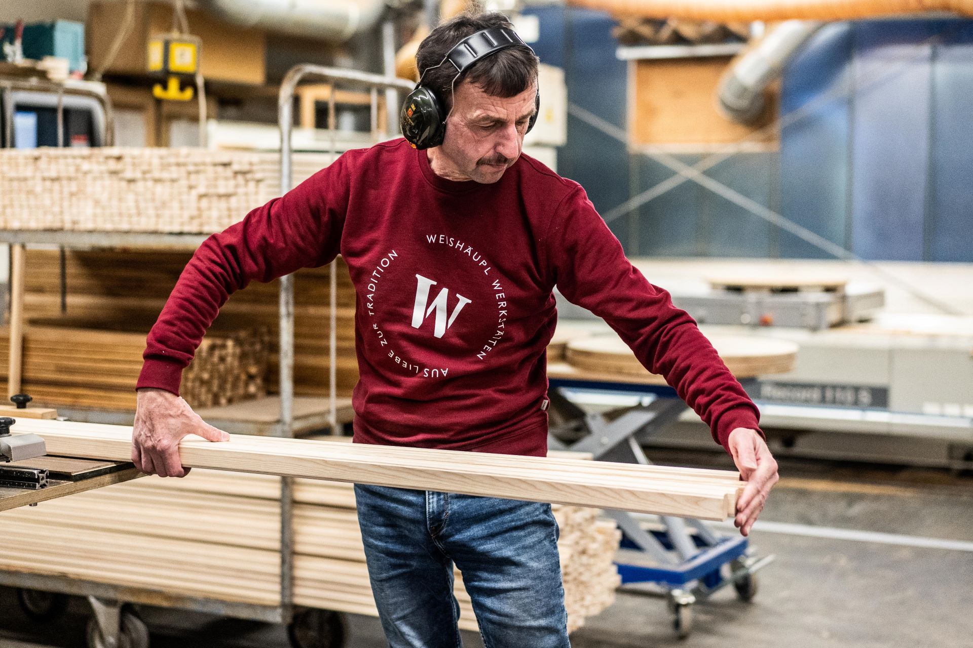 Meneer aan het werk met houten balken