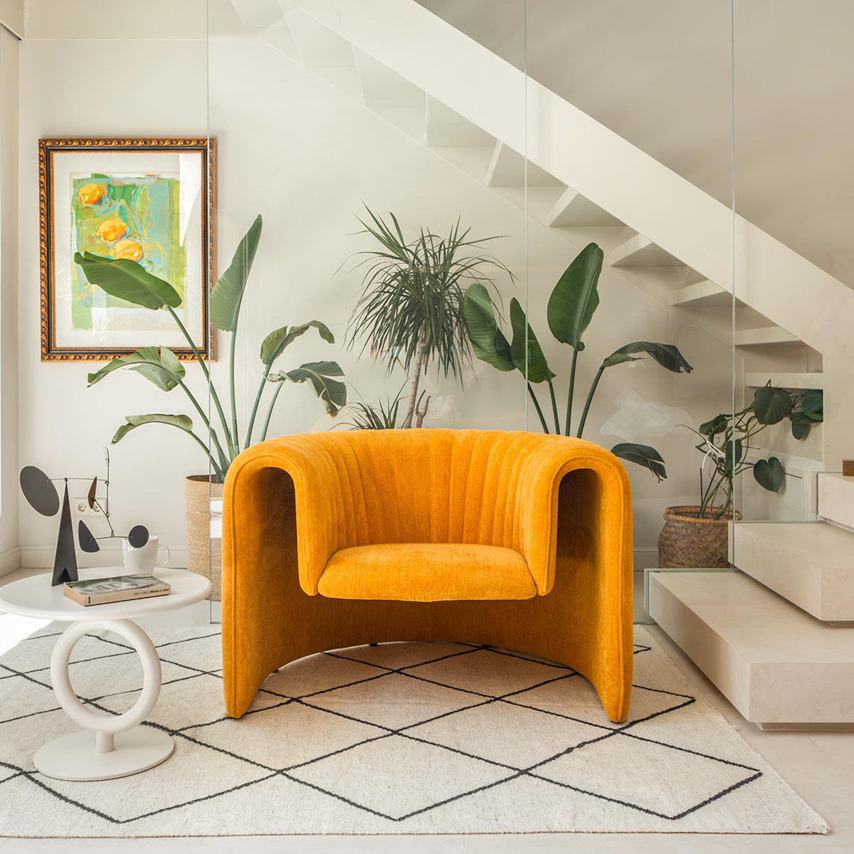 Een grote, oranje designer stoel