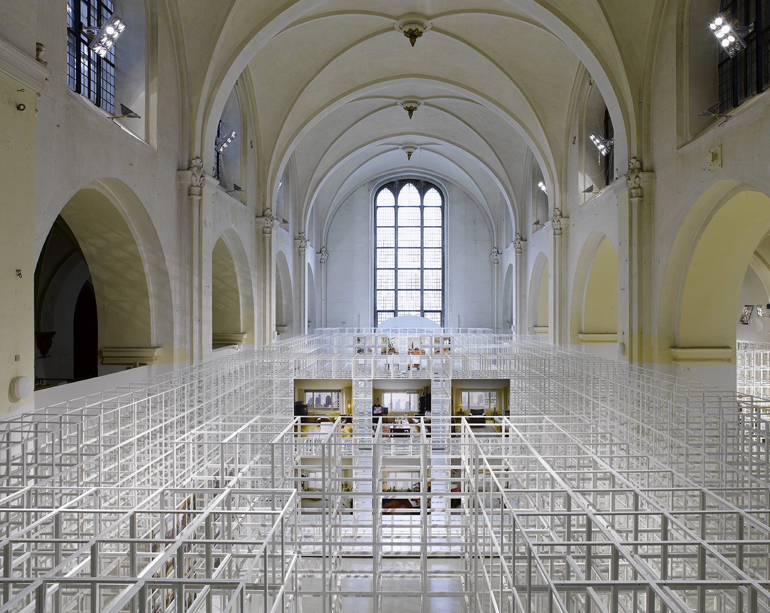 Een grote kerk met decoratie van GRID System