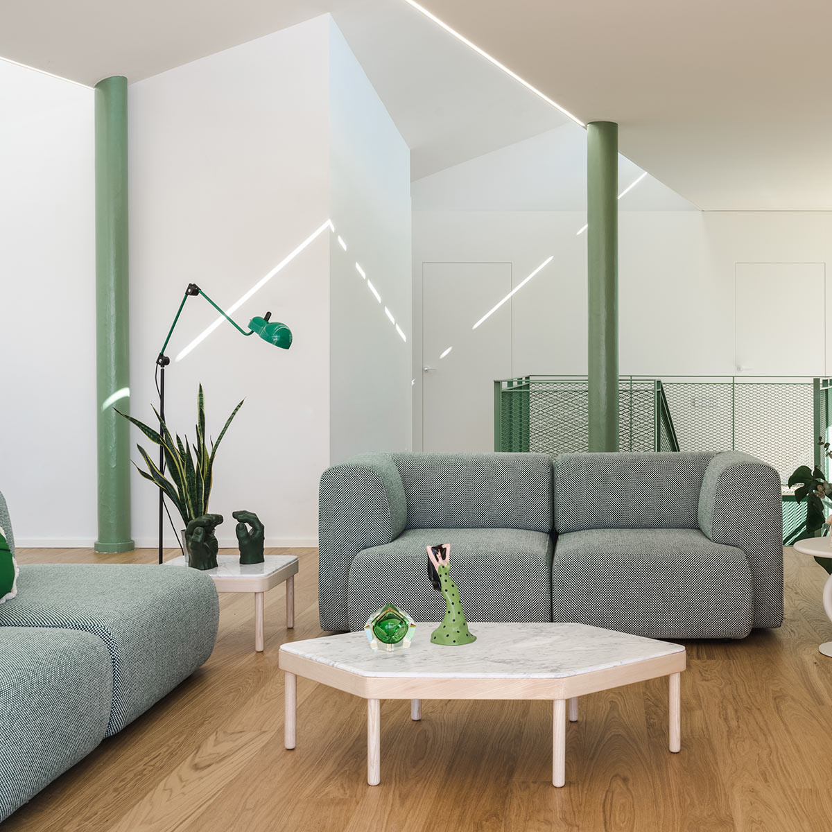 Moderne woonkamer in groen tinten met een bank van Sancal