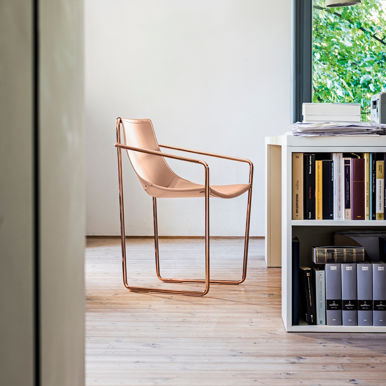 Een mooie stoel naast een boekenkast van Midj
