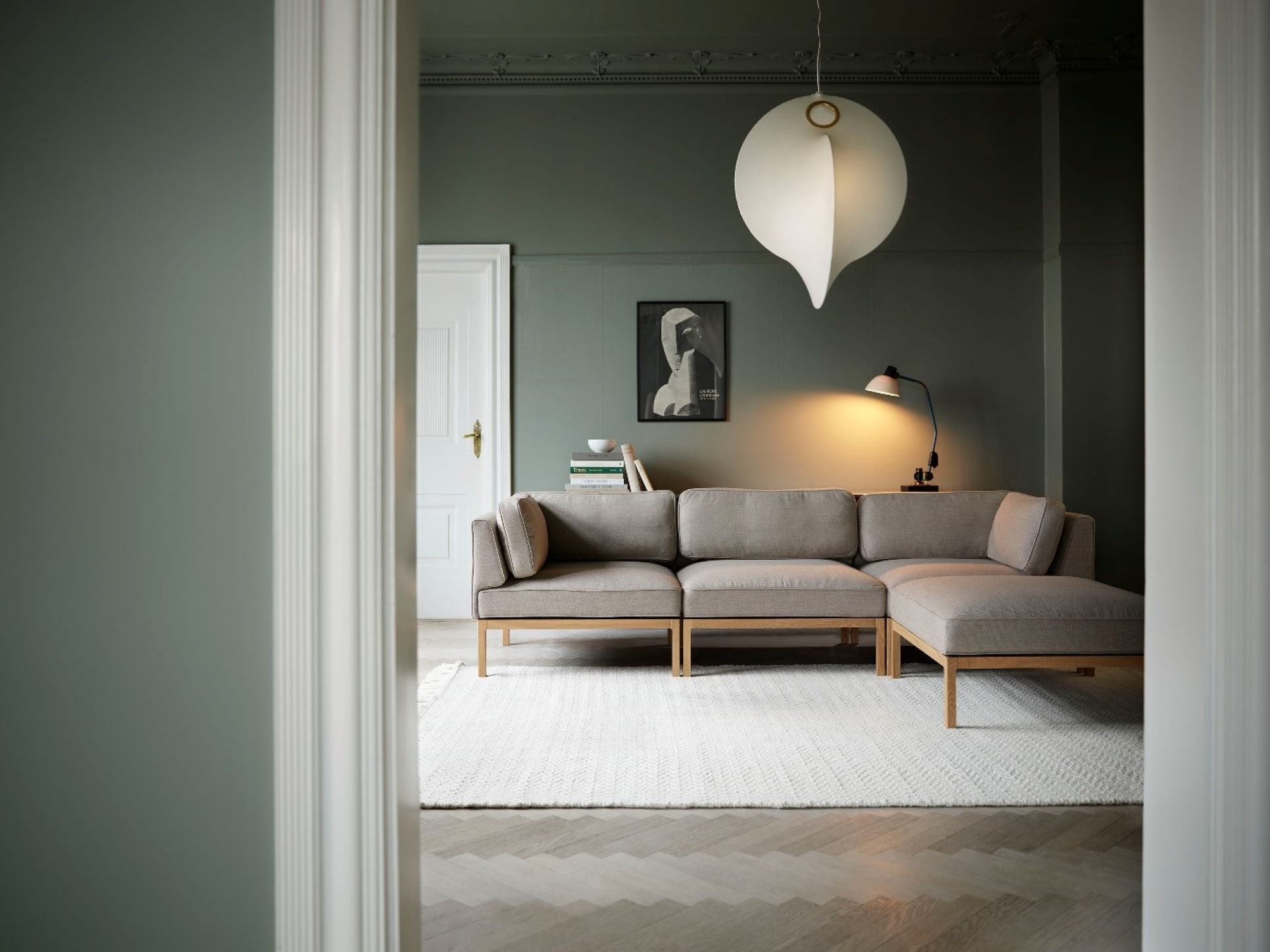 Mooie, moderne woonkamer en groen tinten met een bank van FDB Mobler