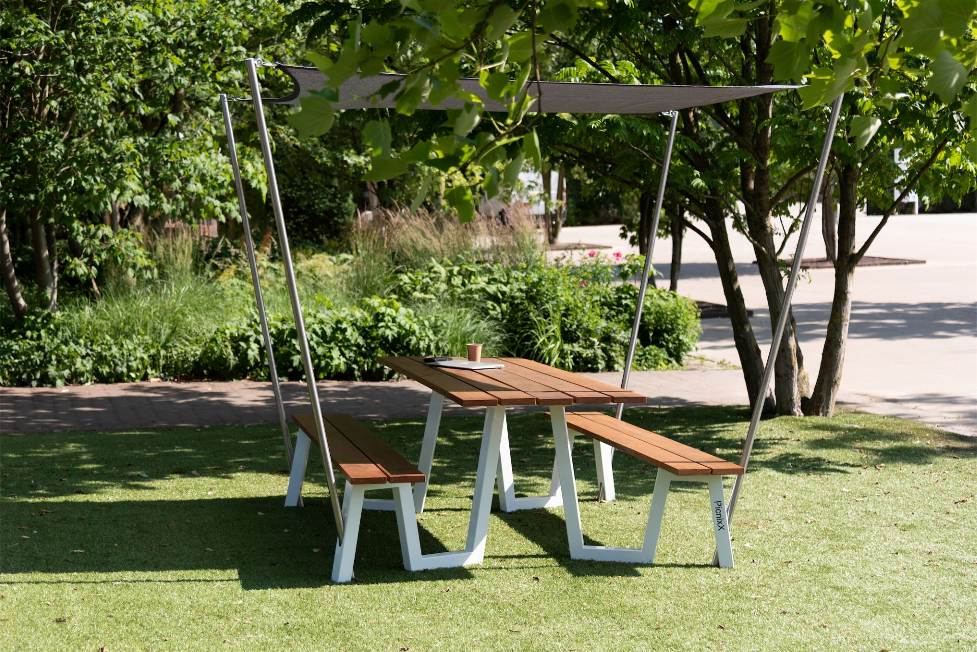 Een witte met houten picknick tafel met zonnescherm