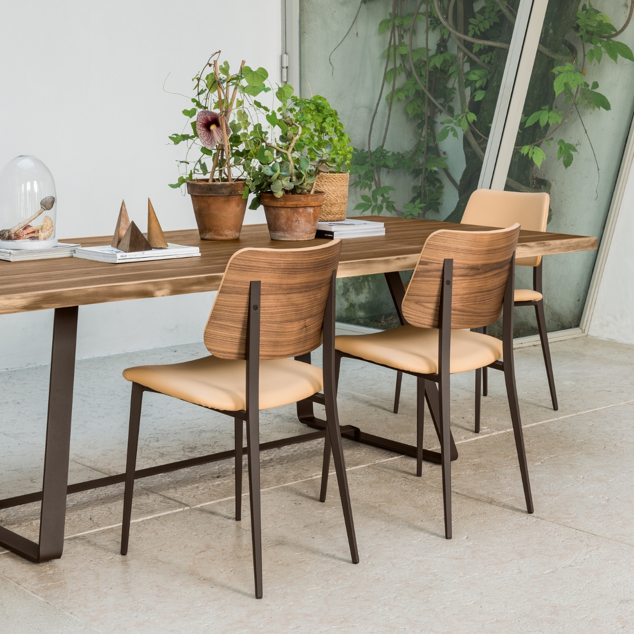 Houten tafel met houten stoelen van Midj