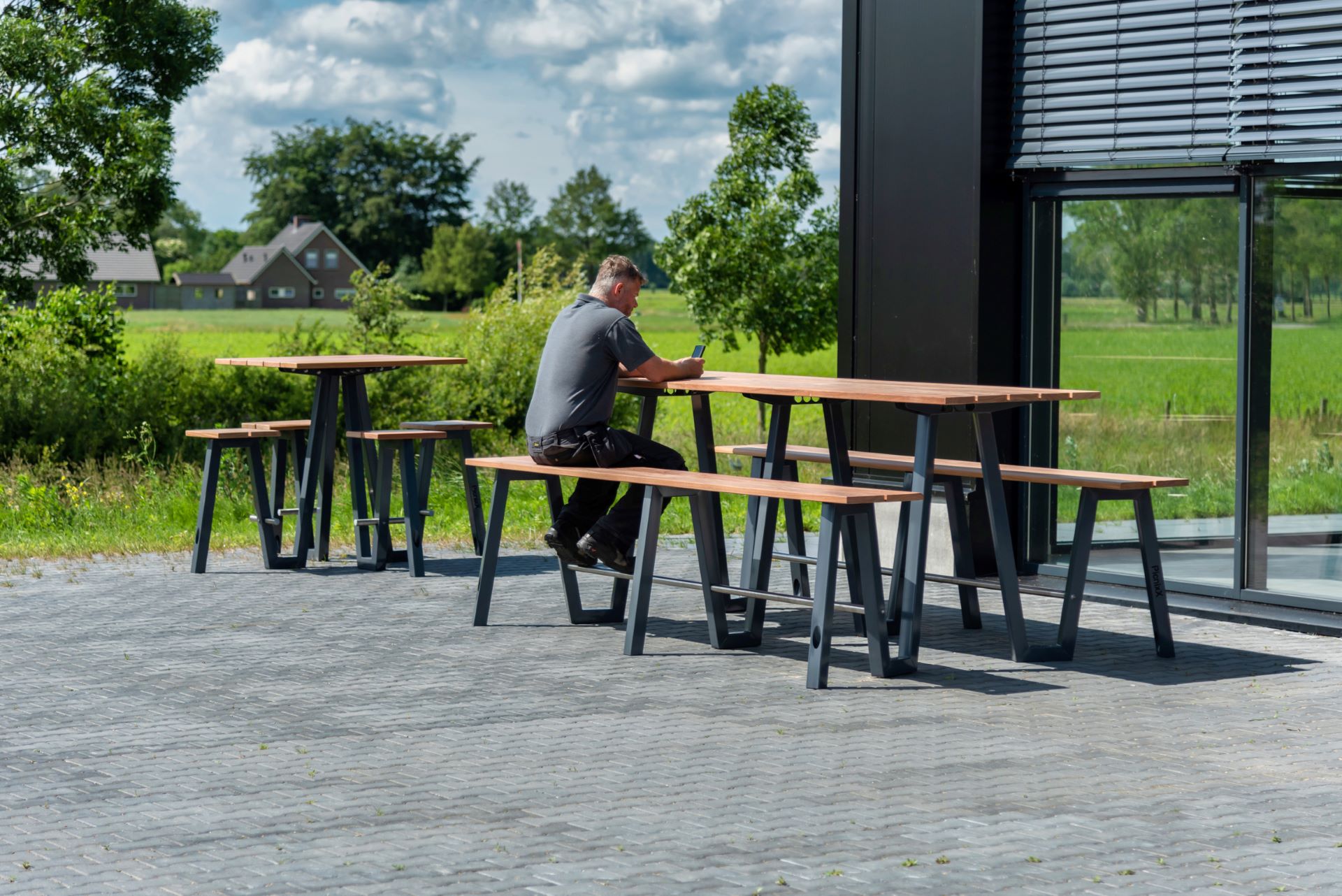 Hogere picknick tafels zwart met hout van PicnixX