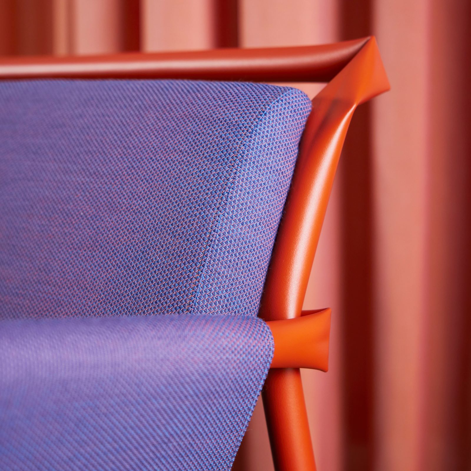 Een mooie stalen stoel met paarse bekleding van Svensson