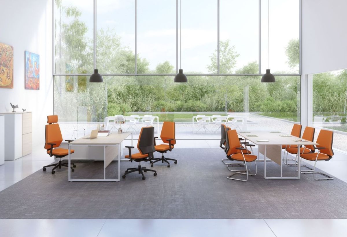 Groot kantoor met veel licht en opvallende oranje stoelen