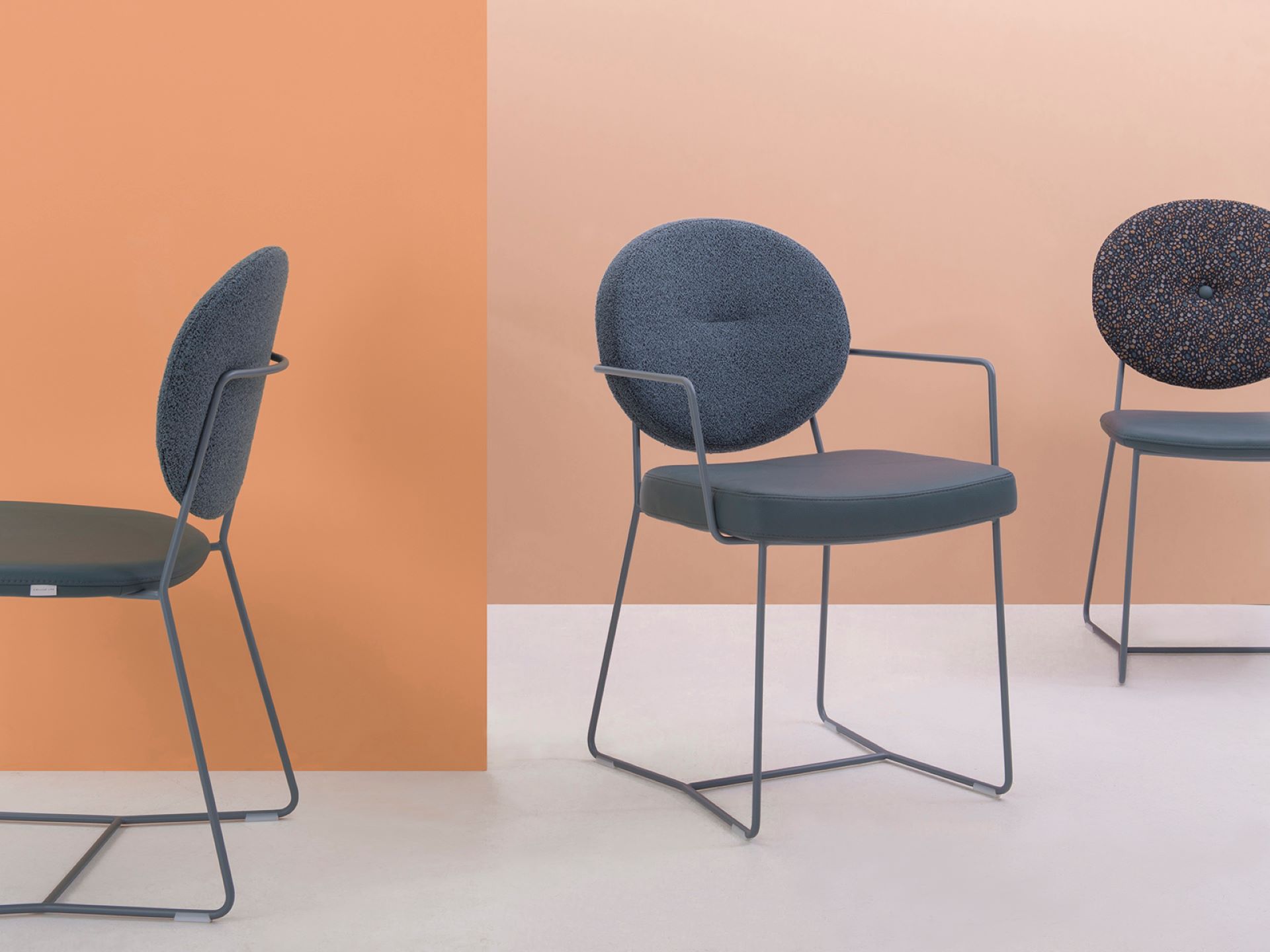 drie stoelen van bert plantagie op een oranje achtergrond