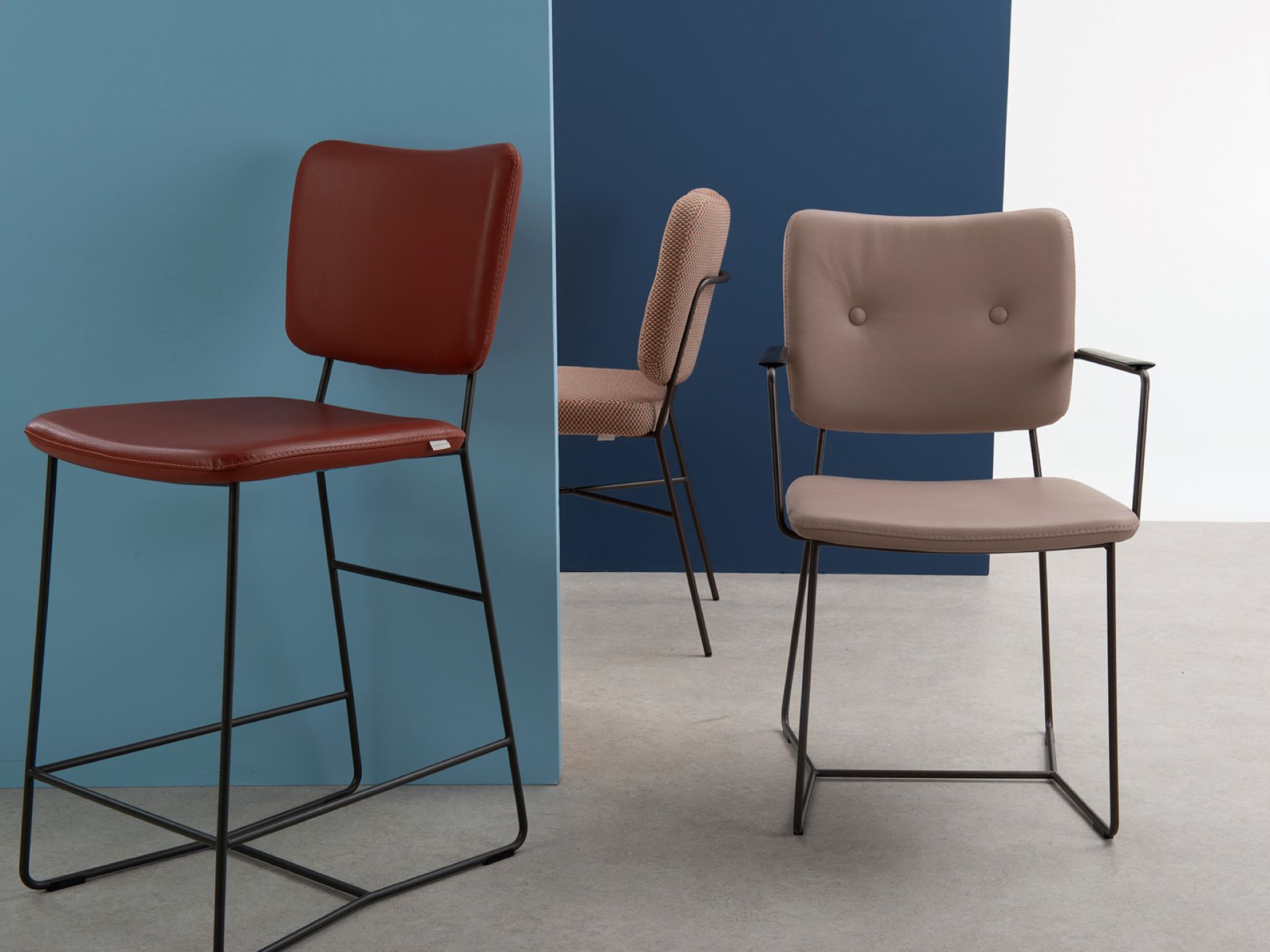 drie mooie eetkamer stoelen op een blauwe achtergrond
