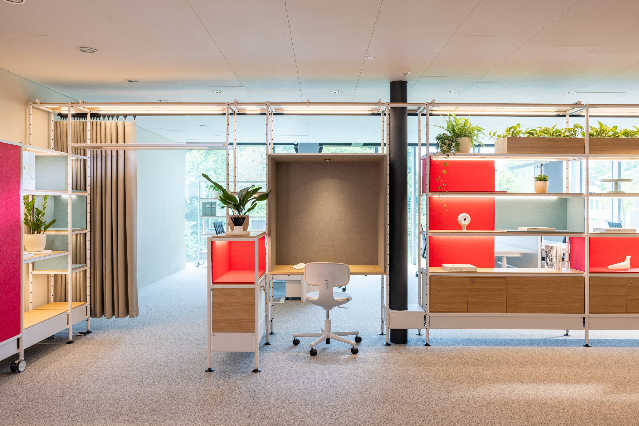 Kantoortuin met modulaire kast en bureau