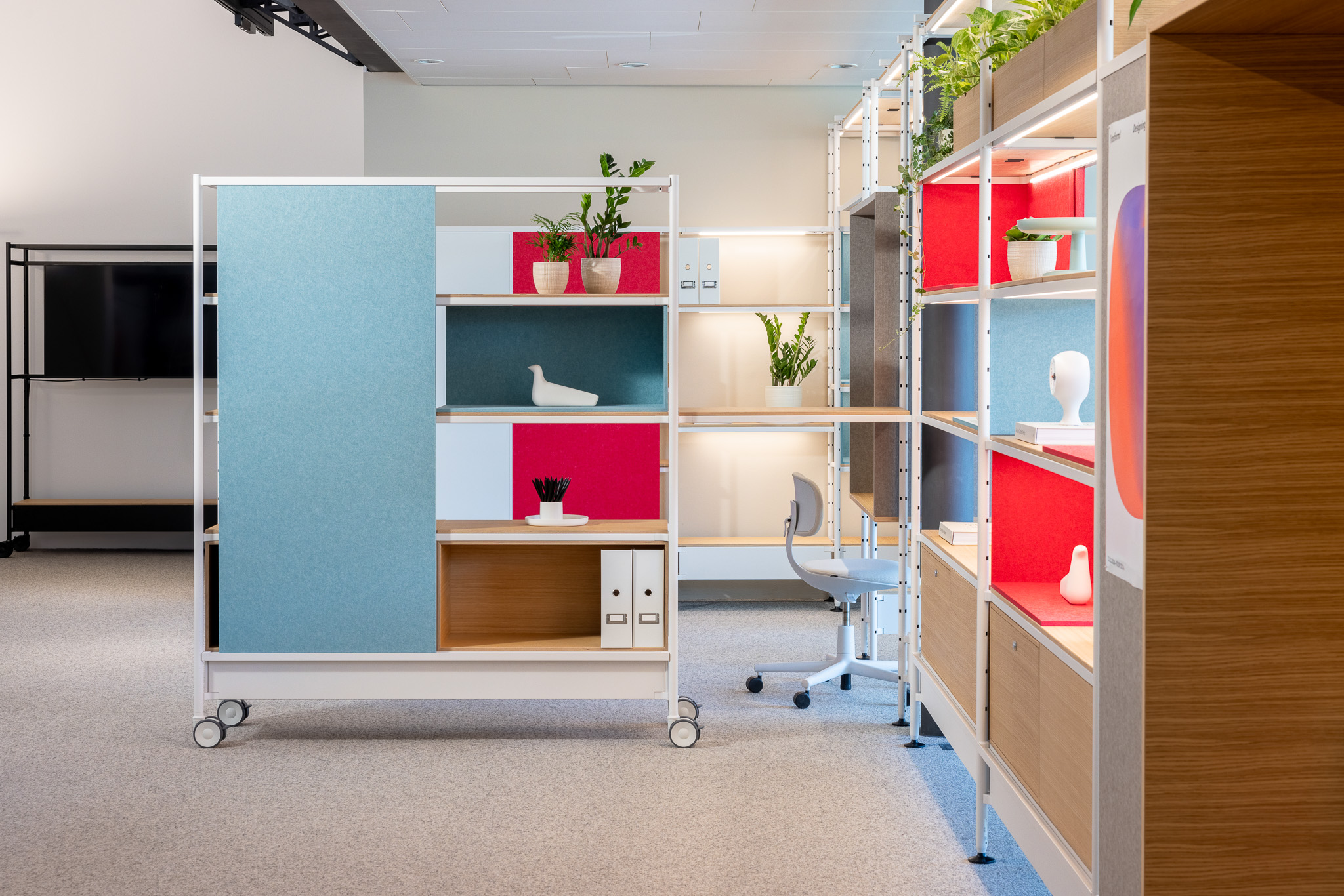 Modulaire kast van Visplay met licht blauw en rood