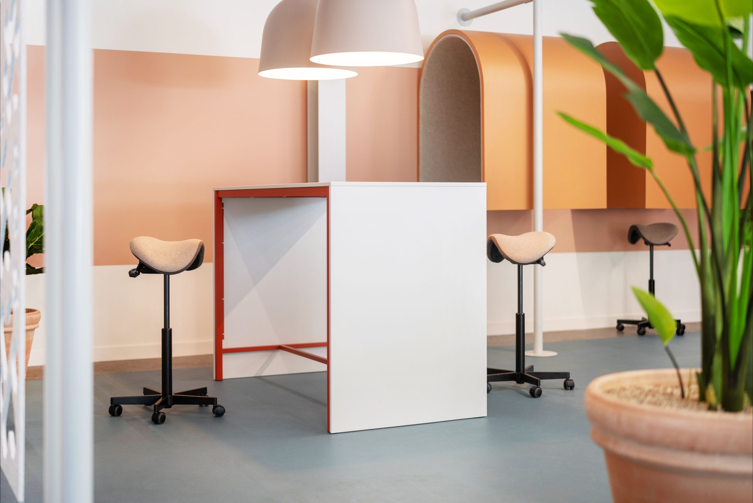 Kantoorruimte in perzik kleur met stoelen en tafel