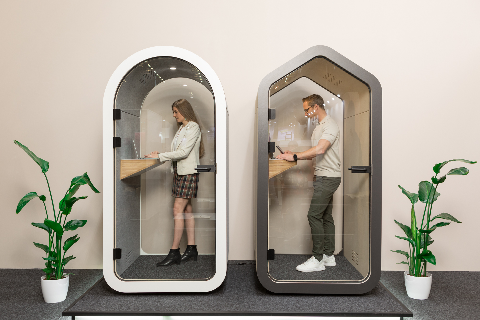 Twee akoestische pods voor moderne kantoren om in te bellen.
