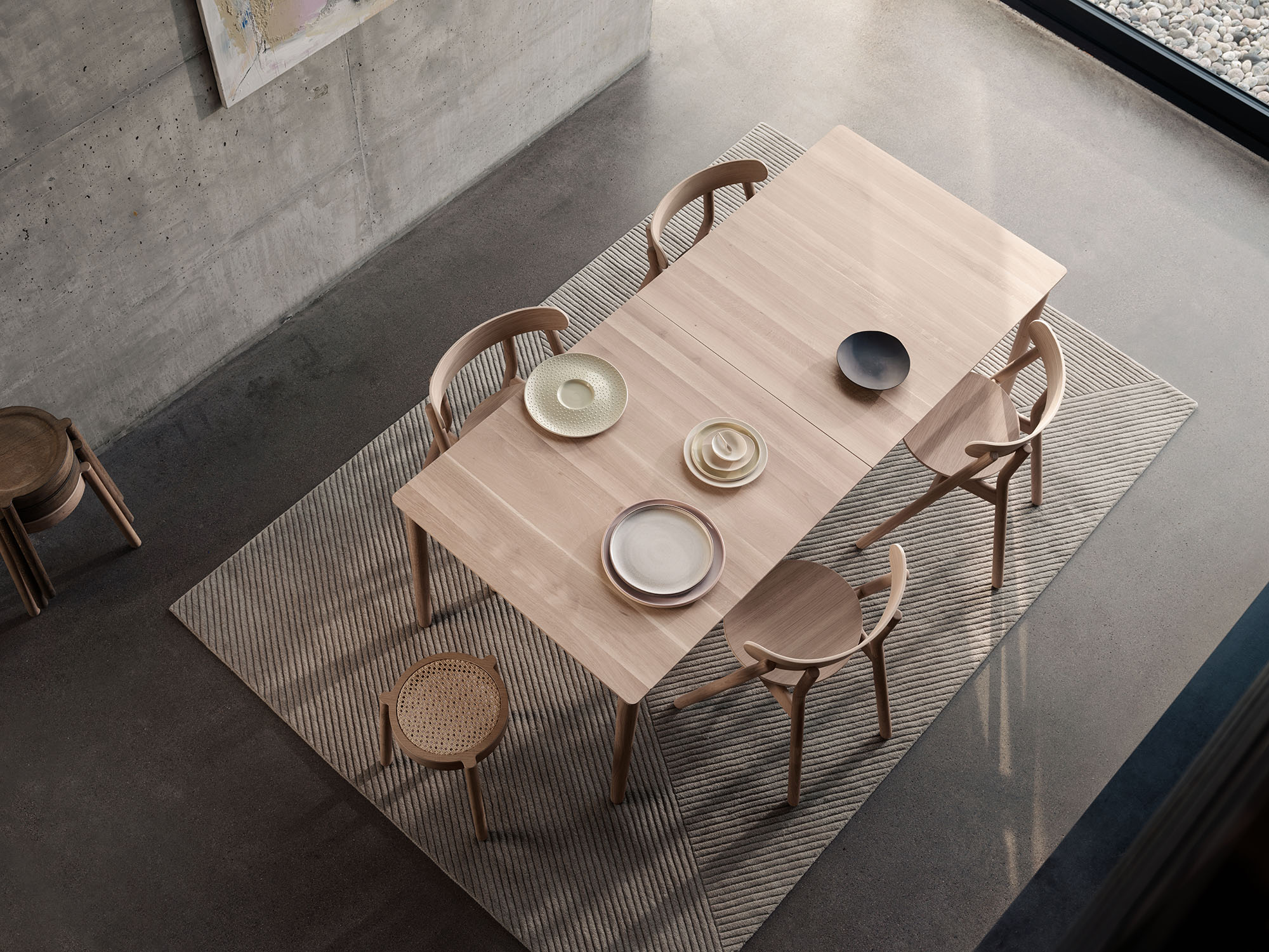 Bovenaanzicht van een licht hout gedekte tafel van Northern.