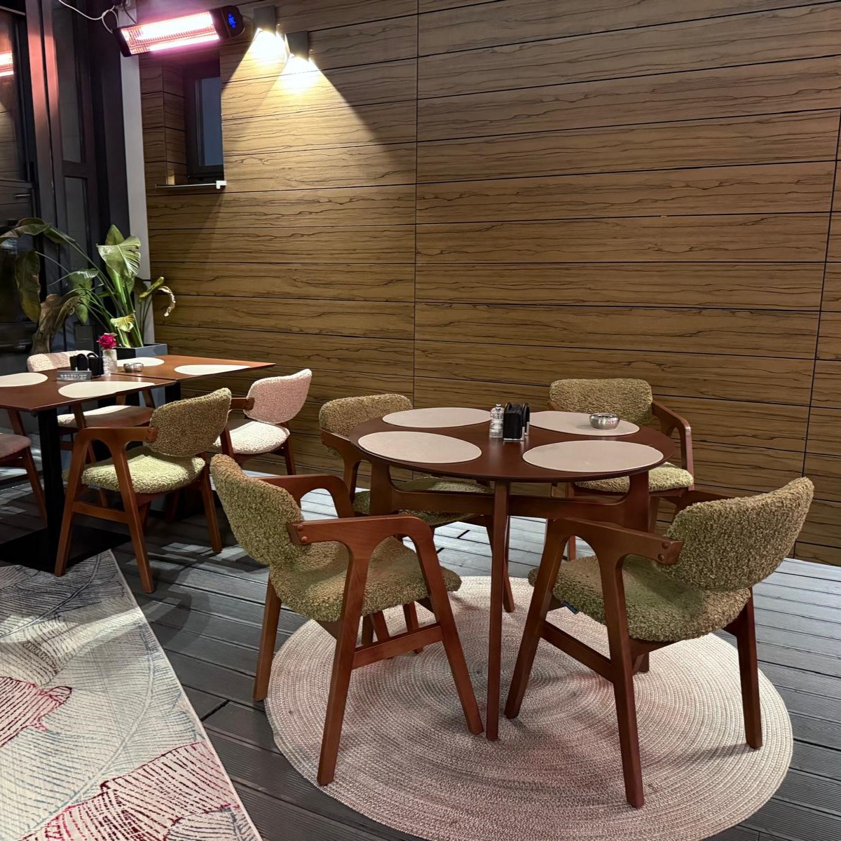 Tafel en stoelen van CEGIM