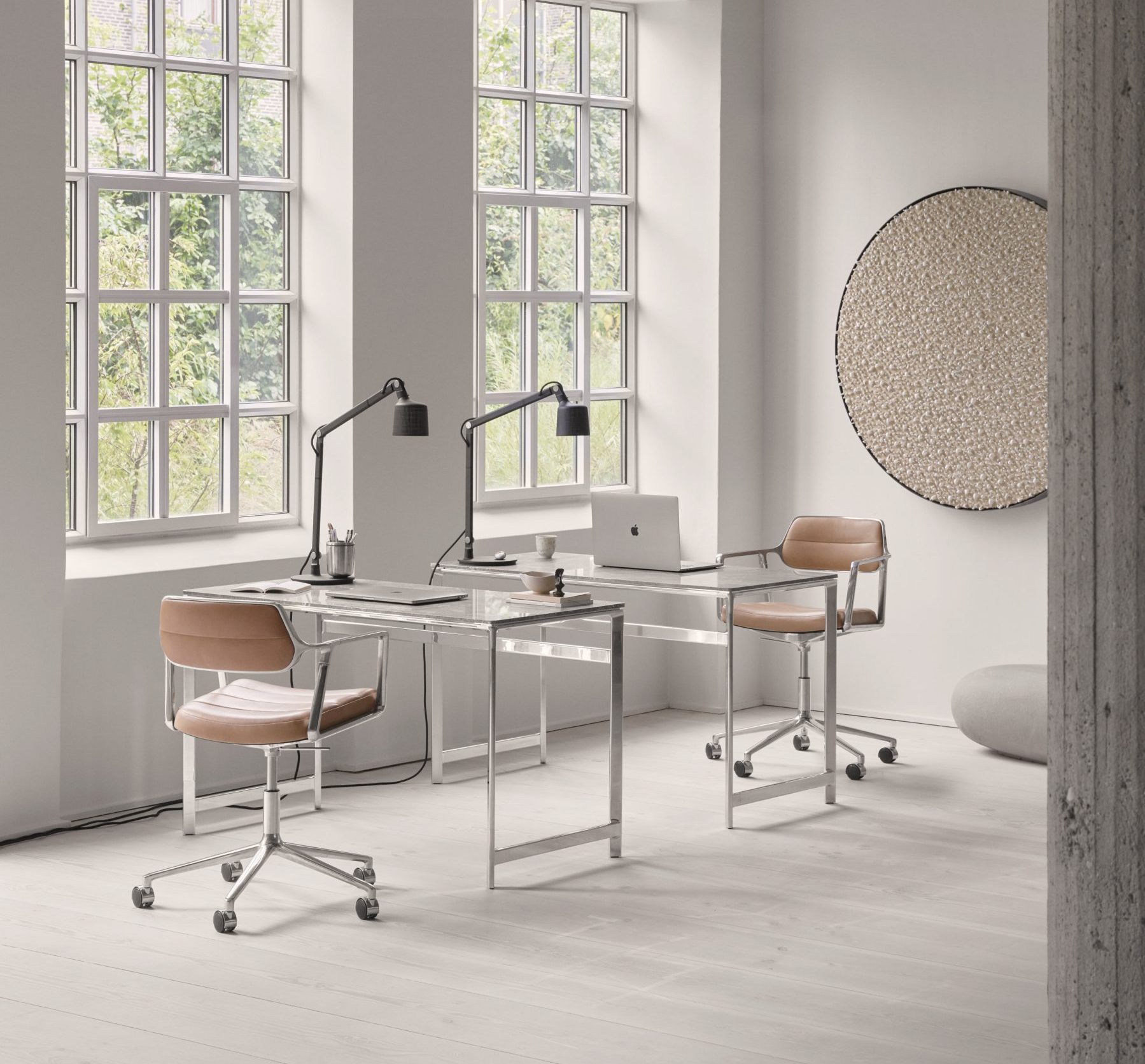 Witte ruimte met hoge ramen en bureaus en stoelen van Vipp A/S.