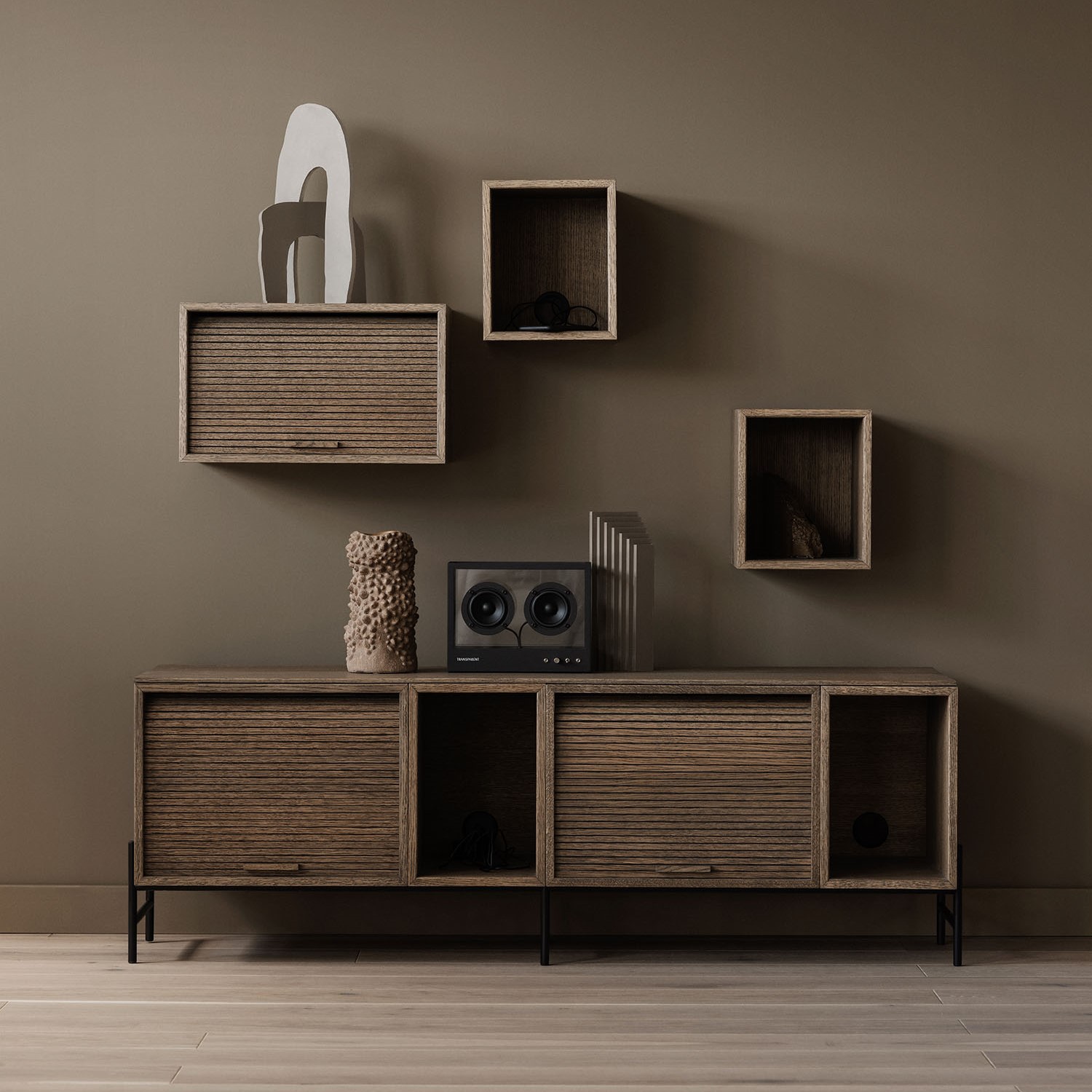 Vooraanzicht van een lage opbergmeubelstuk van Northern gemaakt van hout met losse kistjes die op de muur hangen.