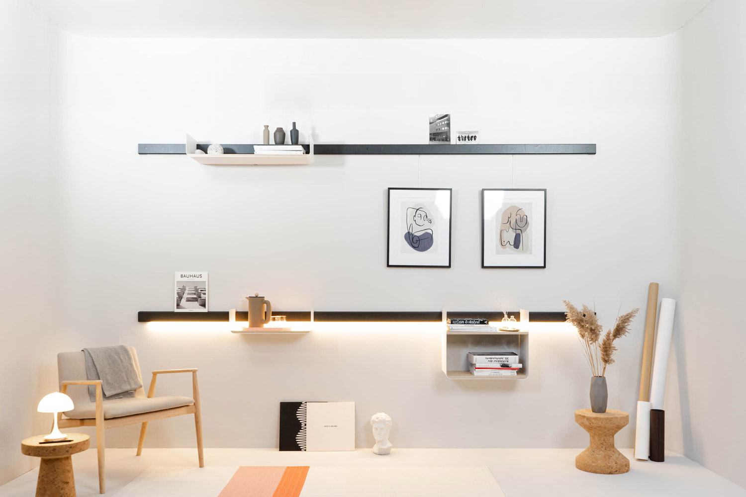Vooraanzicht van een dynamische muursysteem van Variand Furniture